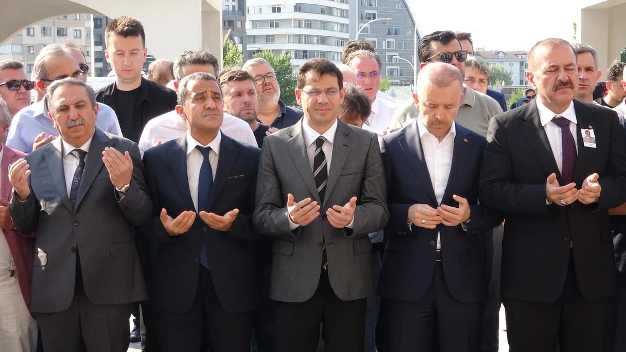 Gebze Adliyesinde duruşma esnasında kalp krizi geçiren savcı son yolculuğuna uğurlandı