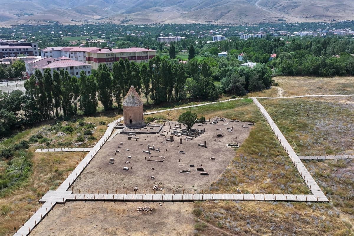Tarihi Selçuklu Mezarlığı'nda yeni bir ustanın imzasına ulaşıldı
