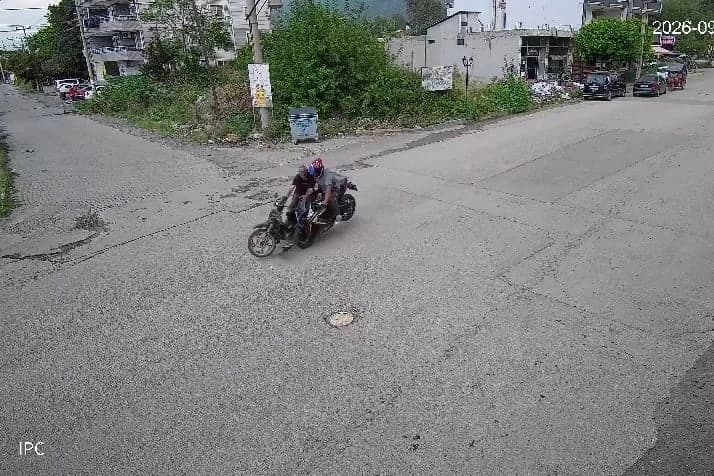 İki motosikletin çarpıştığı kazada "Dayı öyle yola çıkılır mı?" diyerek tepki gösterdi.