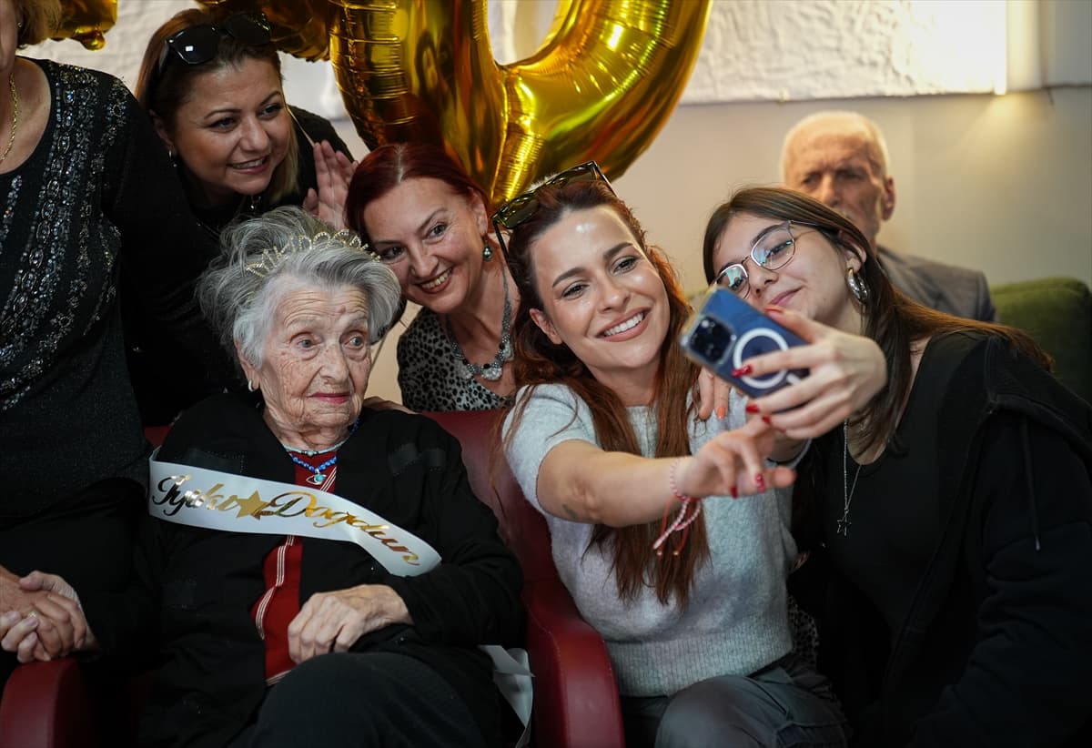 100 yıllık çınarın doğum günü dileği gerçek oldu: İzmir'de asırlık kutlama