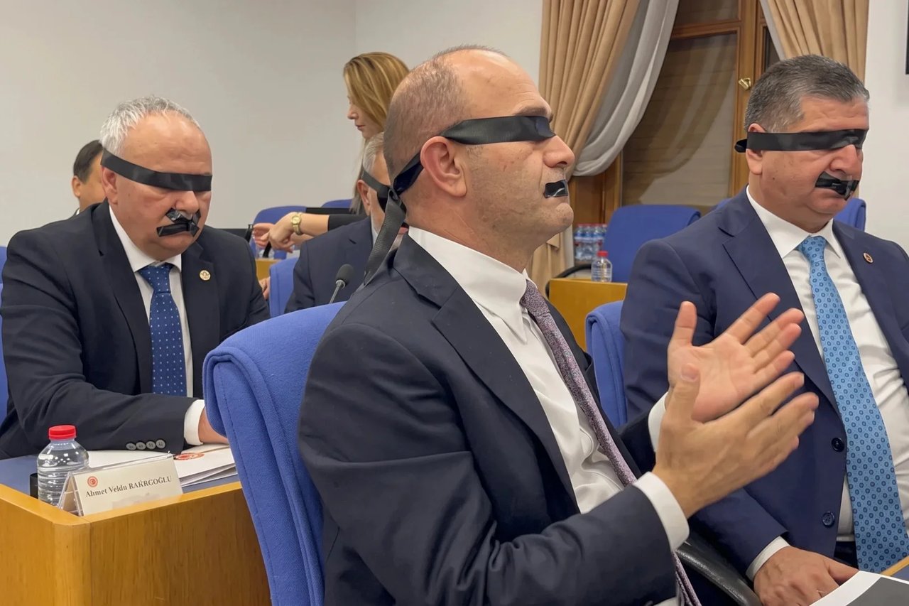 Yeni Parti'nin siyah bant eylemi ters tepti