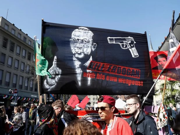 İsviçre Mahkemesi'nden Cumhurbaşkanı Erdoğan'ı hedef alan pankartı açanlara ceza