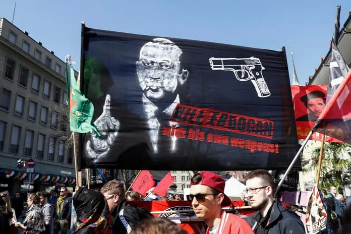 İsviçre Mahkemesi'nden Cumhurbaşkanı Erdoğan'ı hedef alan pankartı açanlara ceza