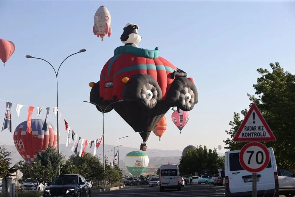 Kapadokya semalarında figürlü balon şöleni