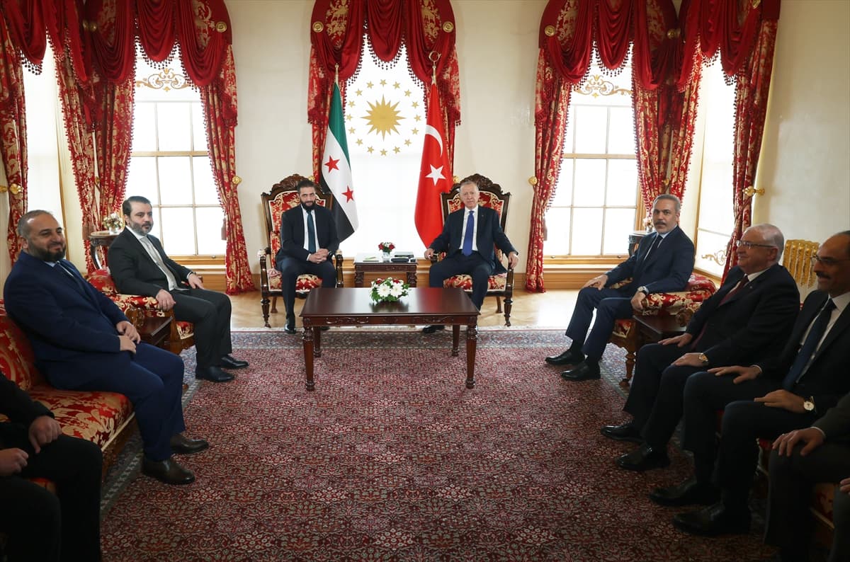 Cumhurbaşkanı Recep Tayyip Erdoğan, Suriye Cumhurbaşkanı Ahmed Şara ile bir araya geldi. (AA)