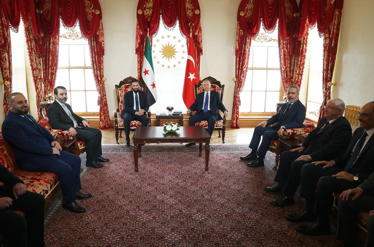 Cumhurbaşkanı Recep Tayyip Erdoğan, Suriye Cumhurbaşkanı Ahmed Şara ile bir araya geldi. (AA)