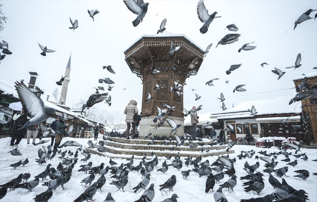 Bosna Hersek'in başkenti Saraybosna beyaza büründü