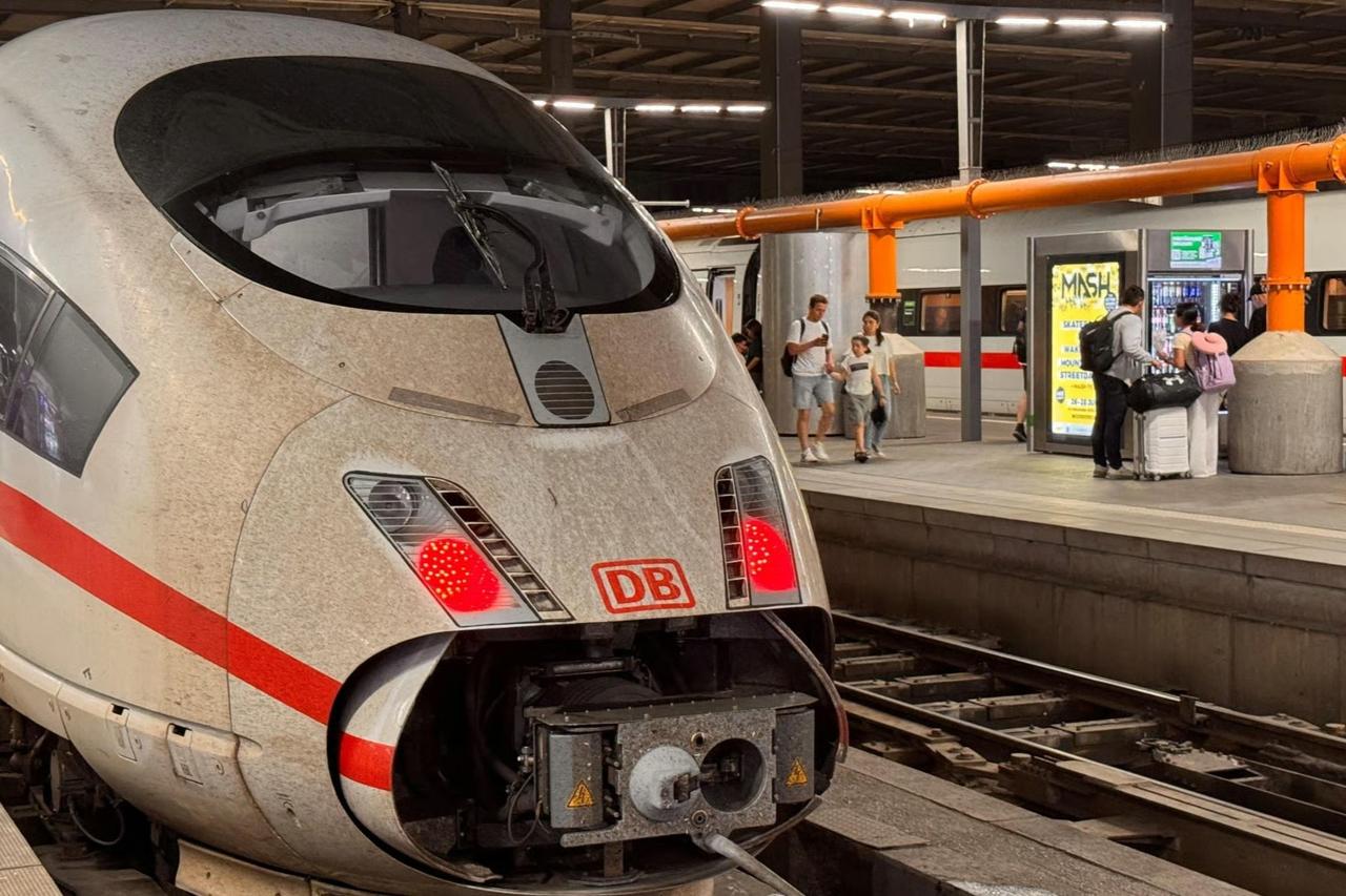Almanya'da demiryolu sistemi çöktü: Ülke genelinde tüm tren seferleri durdu