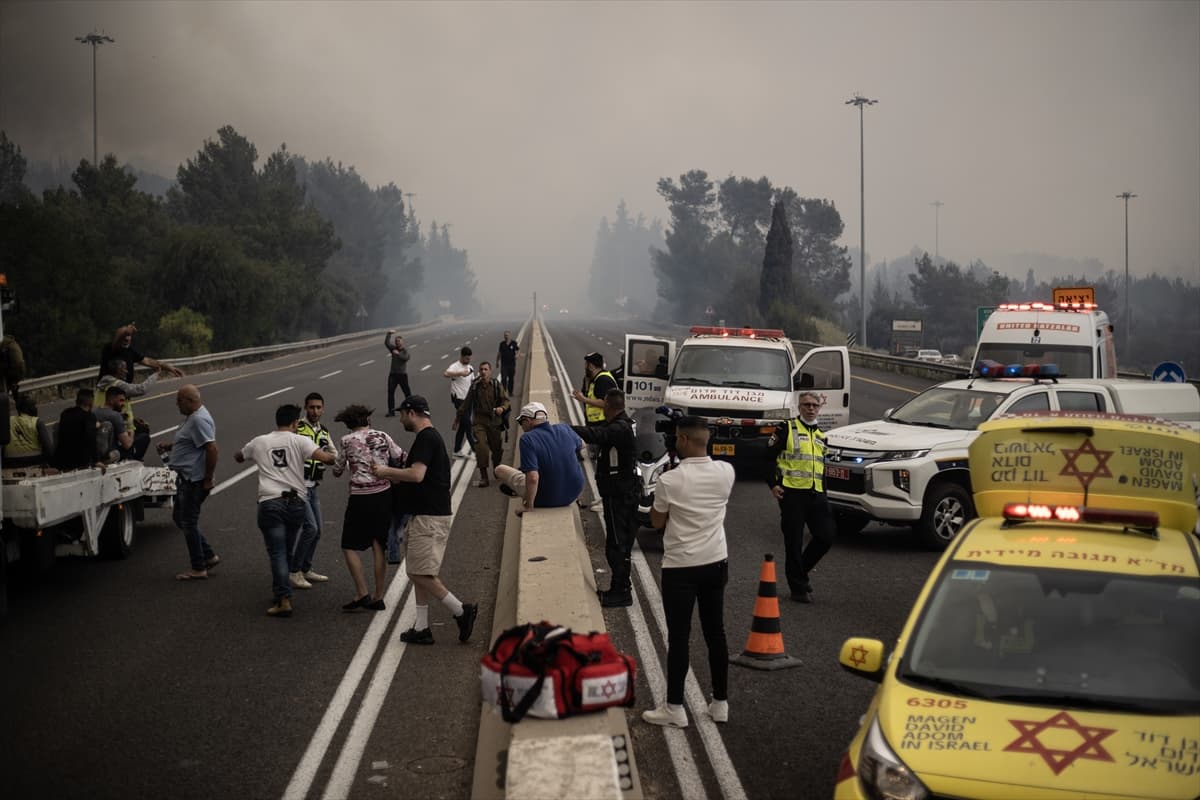 Kudüs ve Tel Aviv arasındaki ana yol yangınlar nedeniyle Kapandı. (AA)