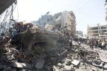 İsrail Şati Mülteci Kampı’nda Filistinlilerin sığındığı evi vurdu