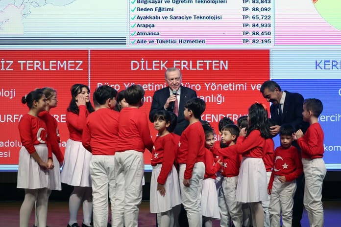 Cumhurbaşkanı Erdoğan: Öğretmenlik kutsal meslektir, 15 bin öğretmen ataması yapılacak