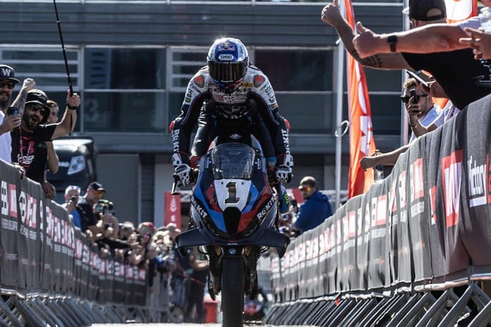 WSBK Fransa'da Türk rüzgarı esti: Toprak Razgatlıoğlu, Superpole yarışında en yakın rakibine 34 puan fark attı