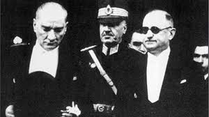 İlk TBMM Başkanı ve Cumhuriyn kurucusu Gazi Mustafa Kemal Atatürk ve 11 yıl ile en uzun süre TBMM Başkanlığı yapan Mustafa Abdülhalik Renda.