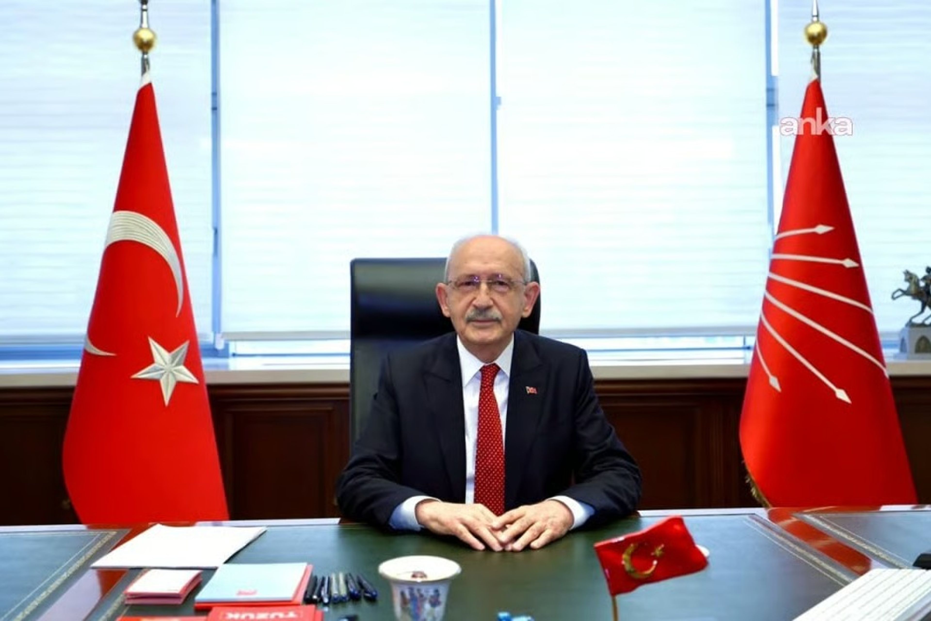 Kılıçdaroğlu, CHP Genel Merkezi önünde karanfillerle karşılandı