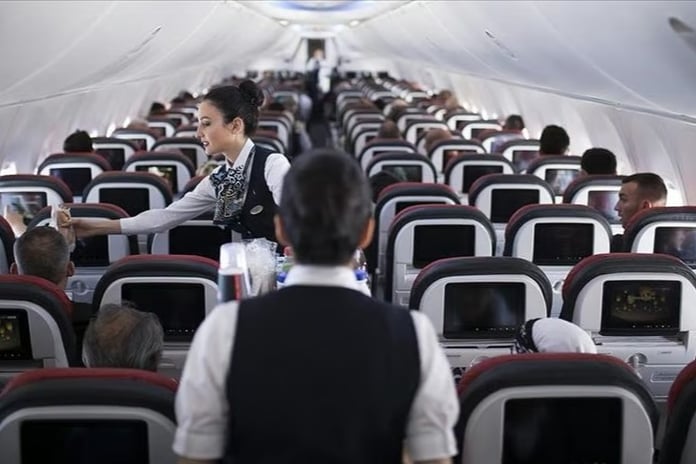 Uçaklarda yolculara ücretsiz su verilecek