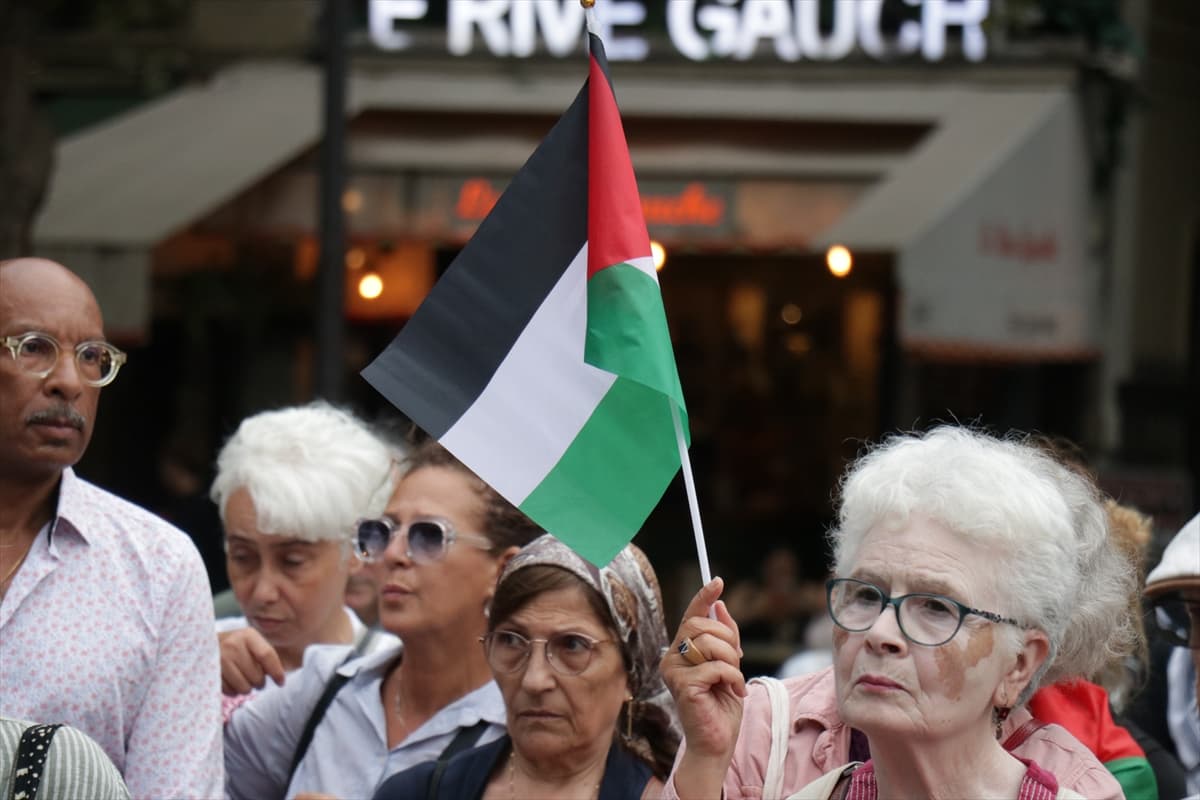Paris'te vicdan sahibi aktivistler Gazze'deki açlığa isyan etti