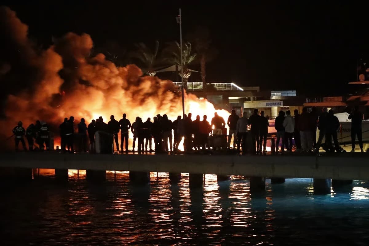 Bodrum Yalıkavak Marina'da yangın! Milyonluk tekneler alevlere teslim oldu 