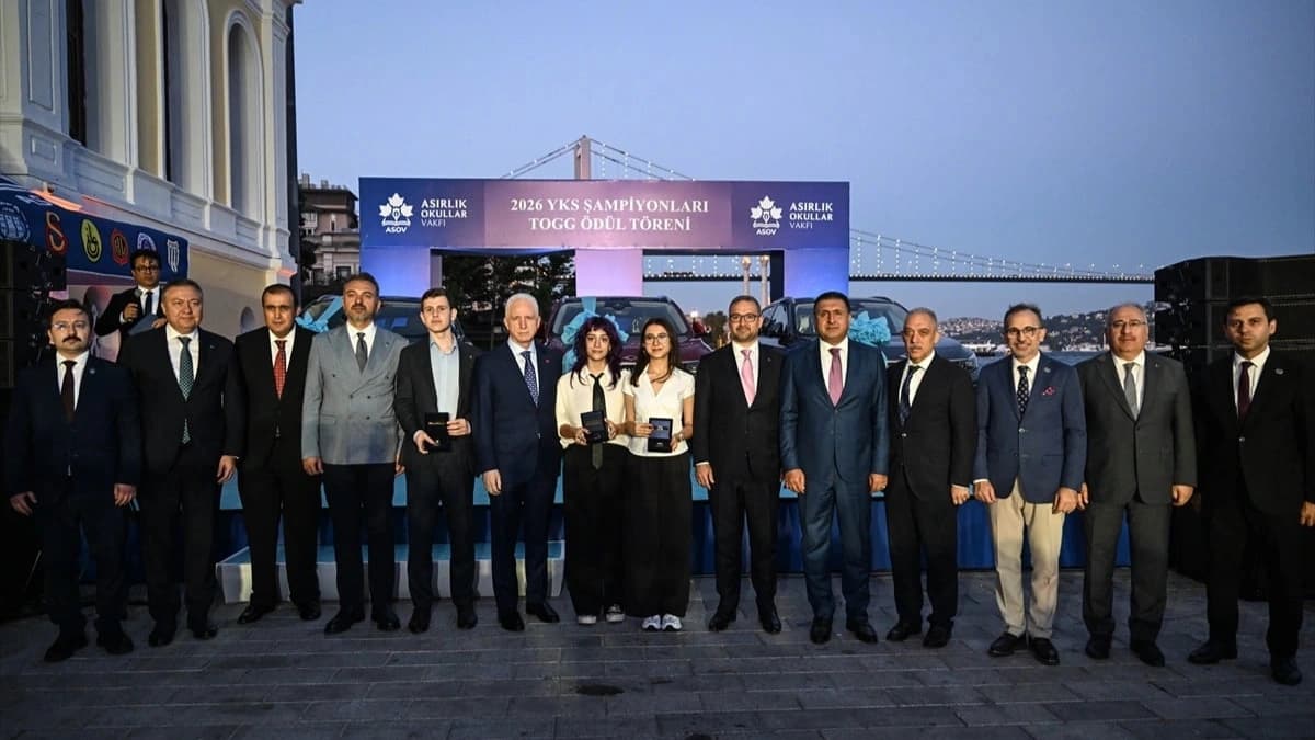 YKS birincilerine yerli otomobil TOGG hediye edildi
