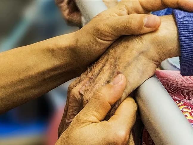 Parkinson hastalarına yeni umut: Titremeyi durduruyor!