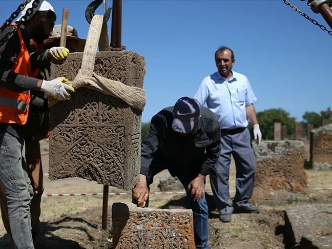 Ahlat Selçuklu Mezarlığı'nda 22 yeni mezar bulundu