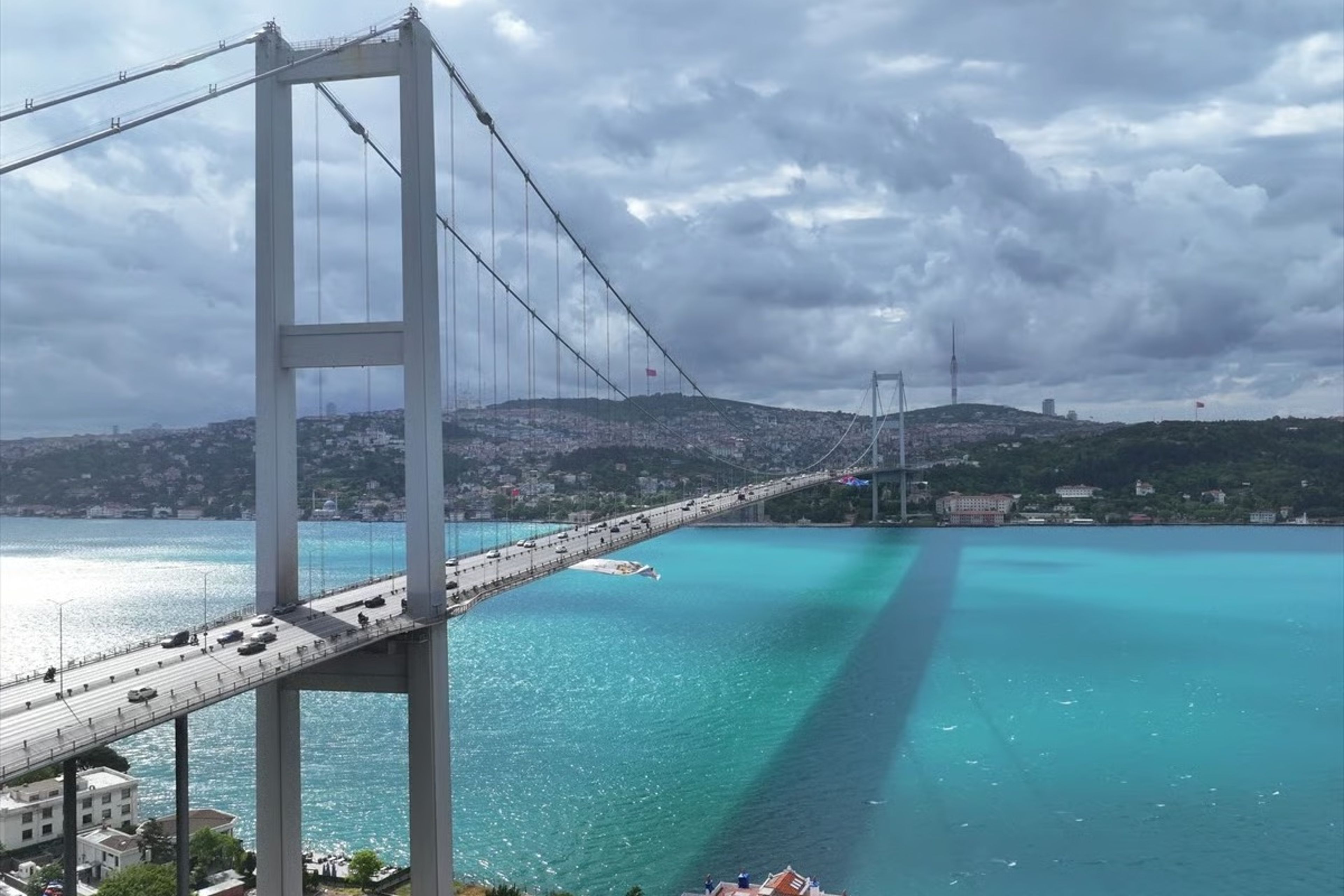 İstanbul Boğazı'nda doğa mucizesi: Boğaz turkuaz renge büründü