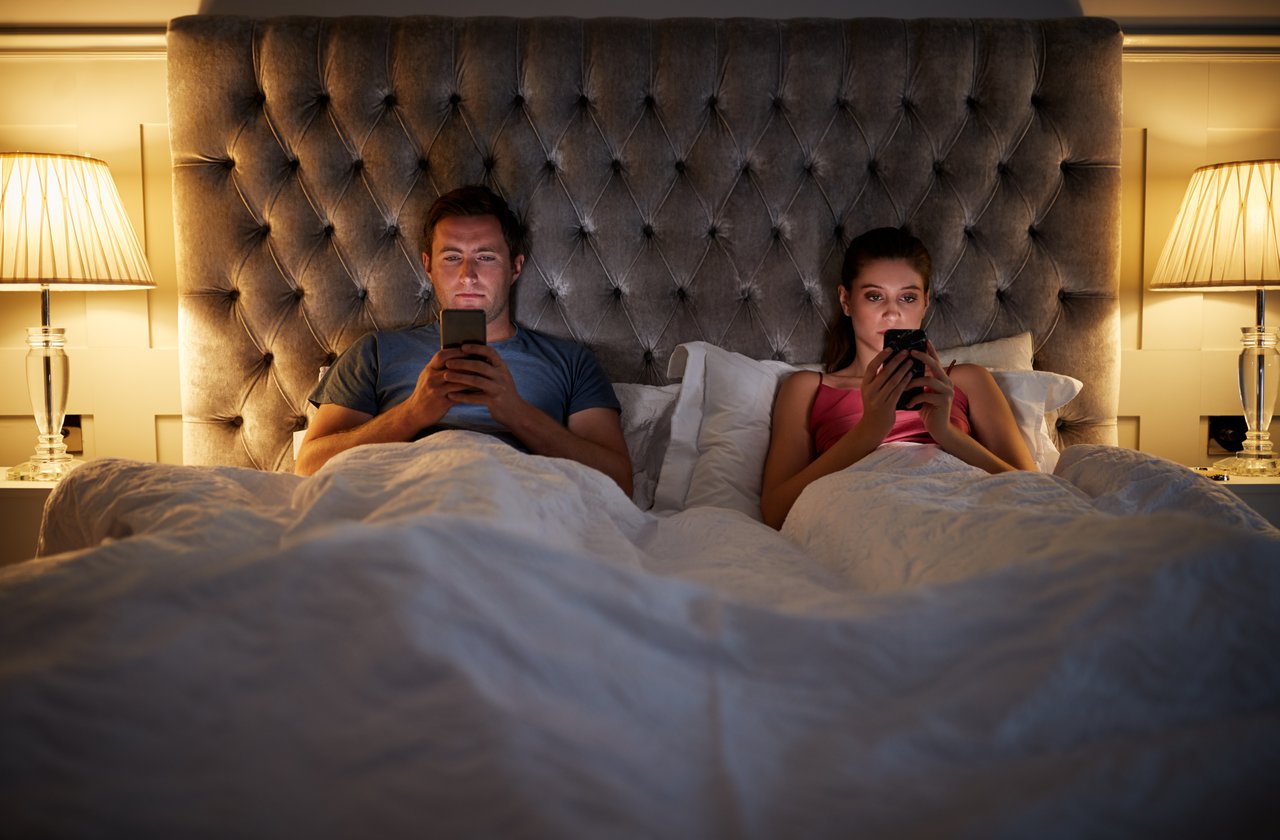 Ekranlardan yayılan mavi ışık melatonin hormonu salınımını engelliyor.