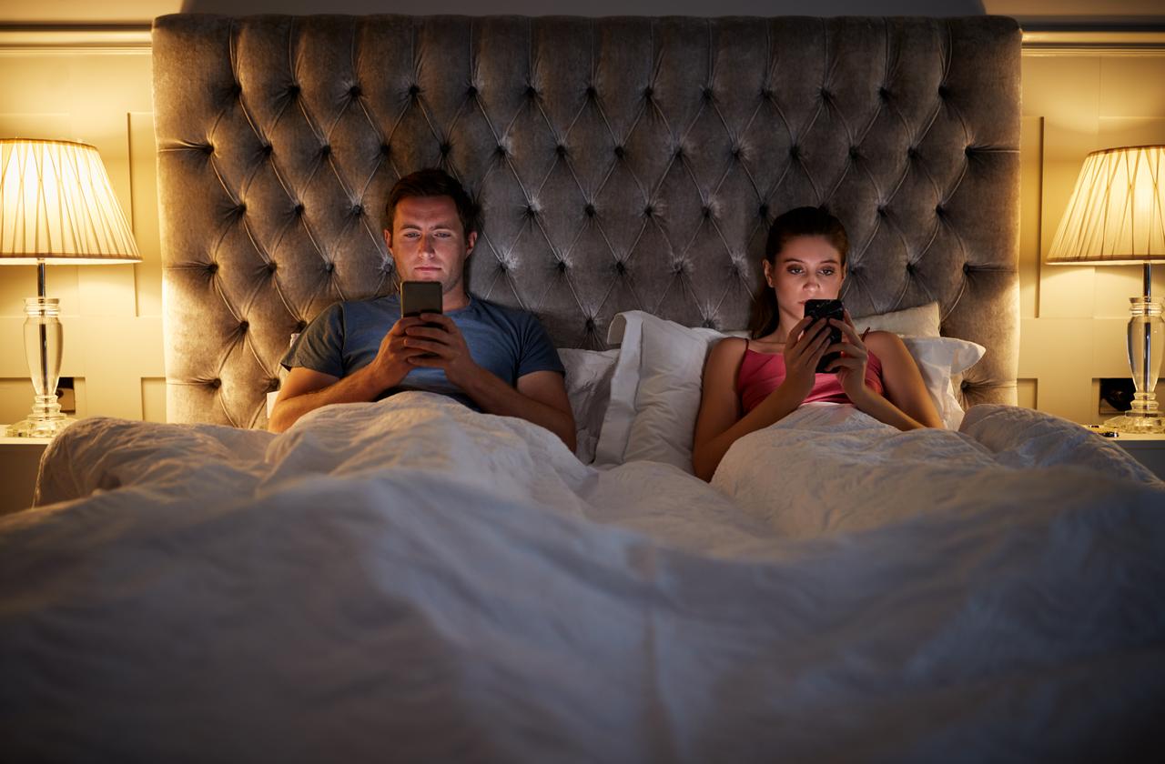 Ekranlardan yayılan mavi ışık melatonin hormonu salınımını engelliyor.