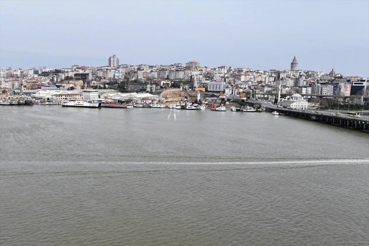 İstanbul'da sağanak yağış sonrası Haliç'in rengi kahverengiye büründü