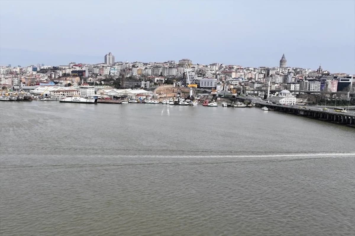 İstanbul'da sağanak yağış sonrası Haliç'in rengi kahverengiye büründü