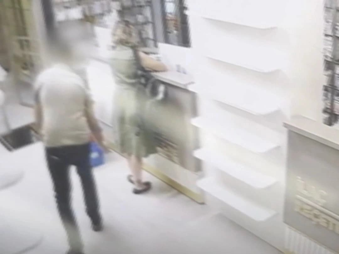 Müşterilerini gizlice fotoğrafladı
