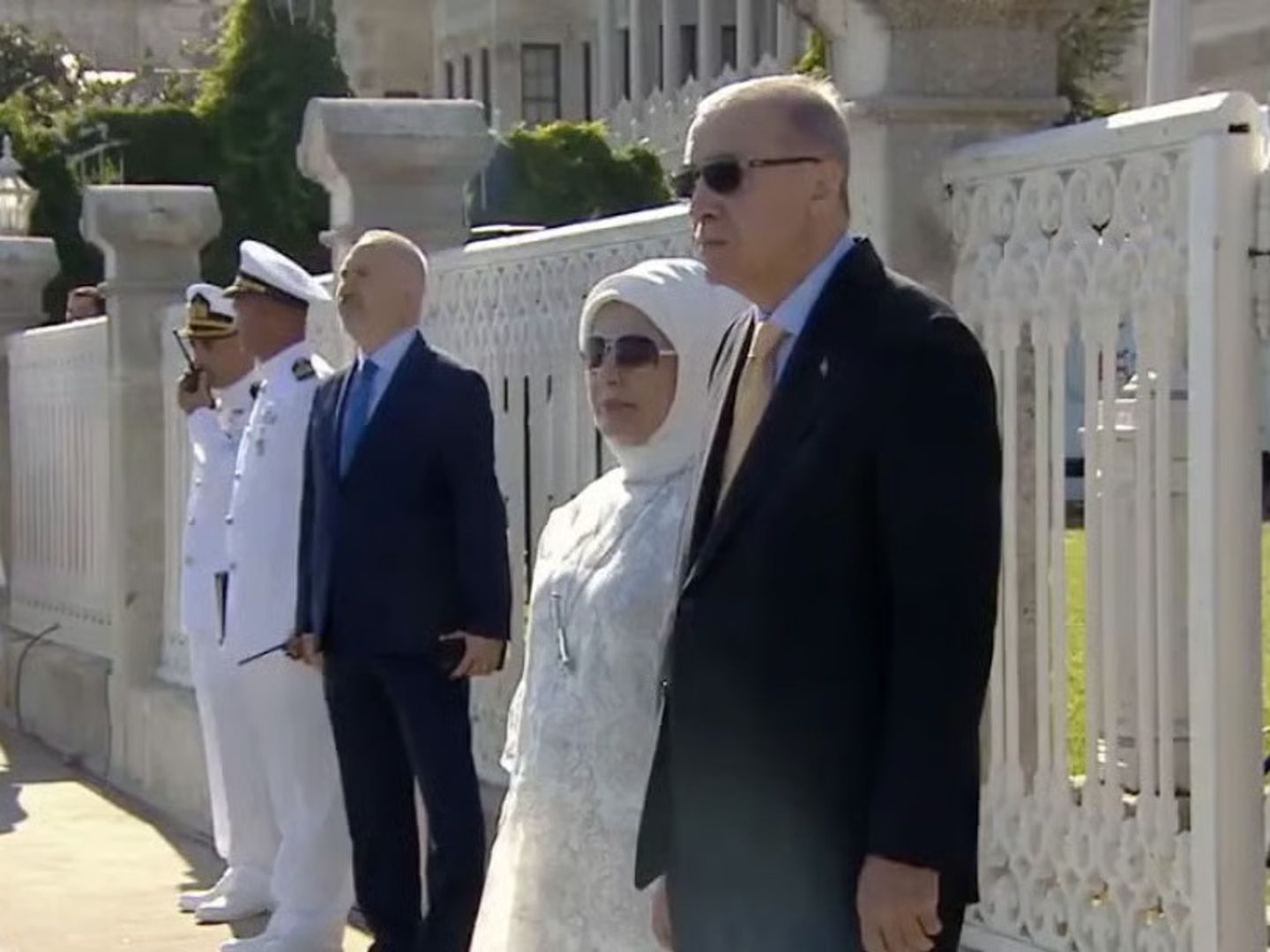 Cumhurbaşkanı Erdoğan, İstanbul Boğazı'ndan geçen Türk donanmasını selamladı