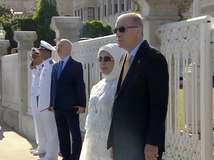 Cumhurbaşkanı Erdoğan, İstanbul Boğazı'ndan geçen Türk donanmasını selamladı