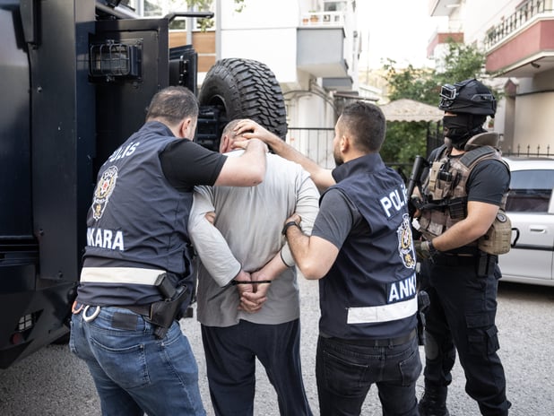 Jandarma'dan FETÖ'ye 30 ilde operasyon 65 tutuklu