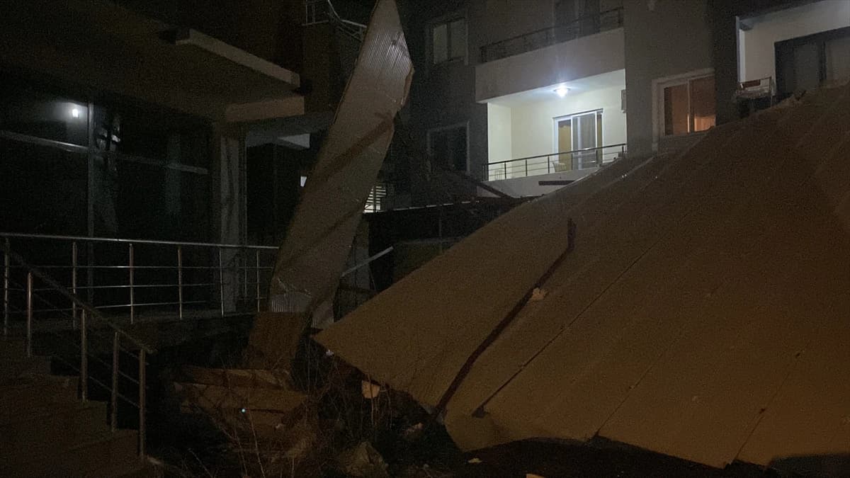Hatay'da şiddetli fırtına hayatı felç etti