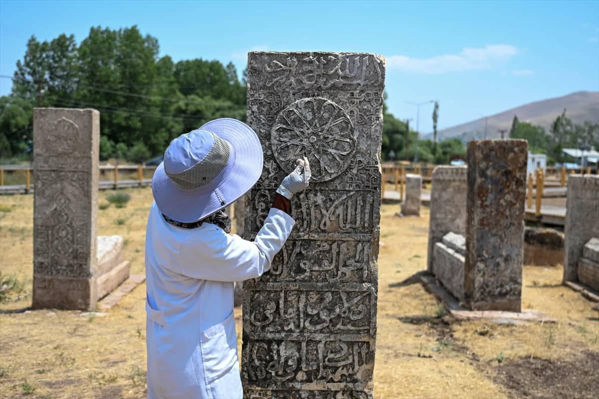 Cerrahi titizlikle temizliyorlar: Tarihi Selçuklu Mezarlığı'nda çalışmalar sürüyor