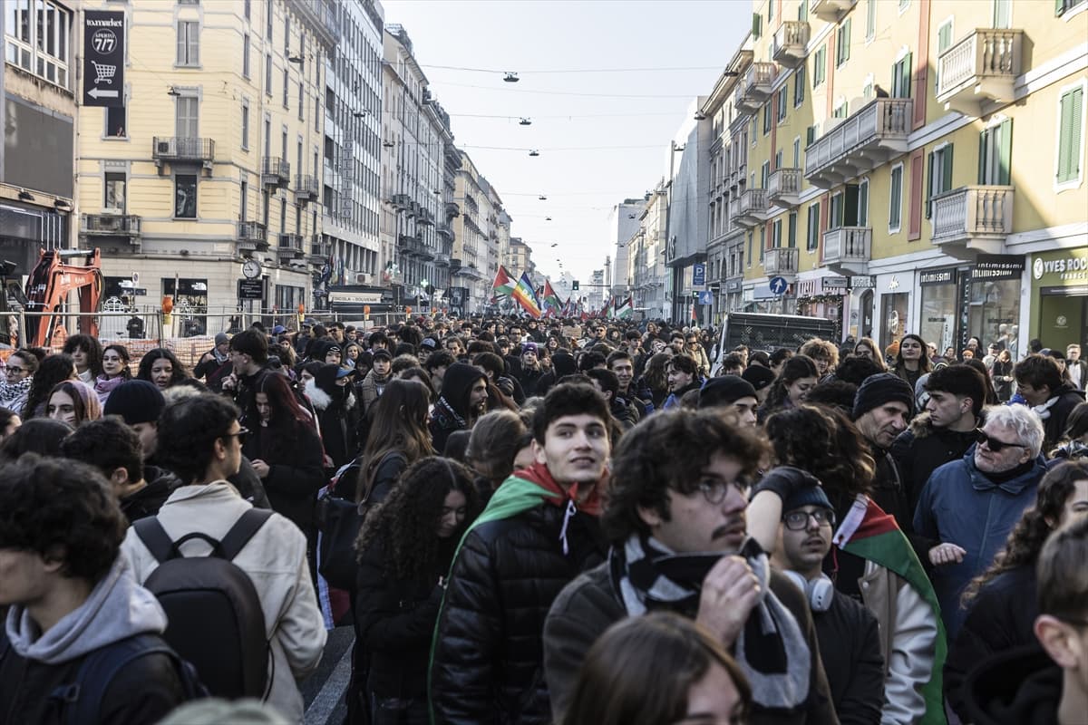 Milano'da binlerce kişi Meloni'ye karşı sokağa çıktı