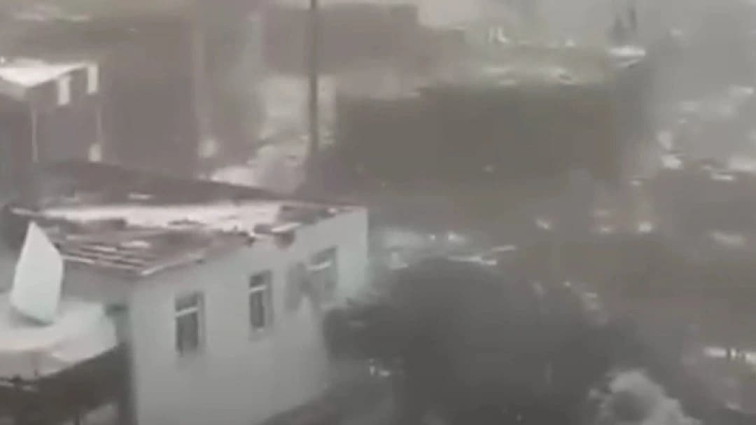 Çıldır'da fırtına evlerin çatısını uçurdu