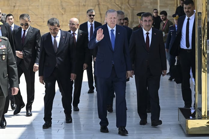 Cumhurbaşkanı Erdoğan, YAŞ üyeleriyle Anıtkabir'i ziyaret etti