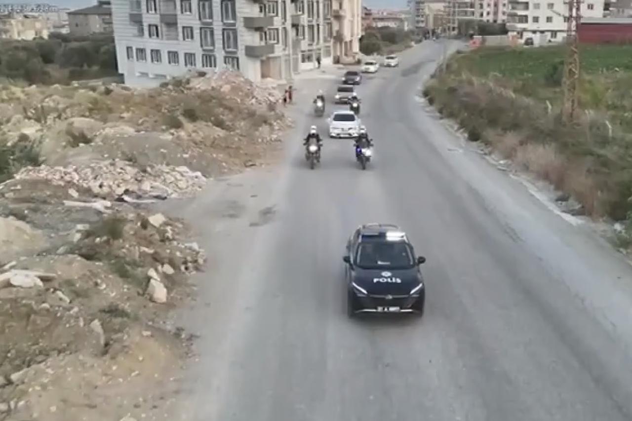 Polisler, küçük yaşta babasını kaybeden polis kızına sürpriz yaptı