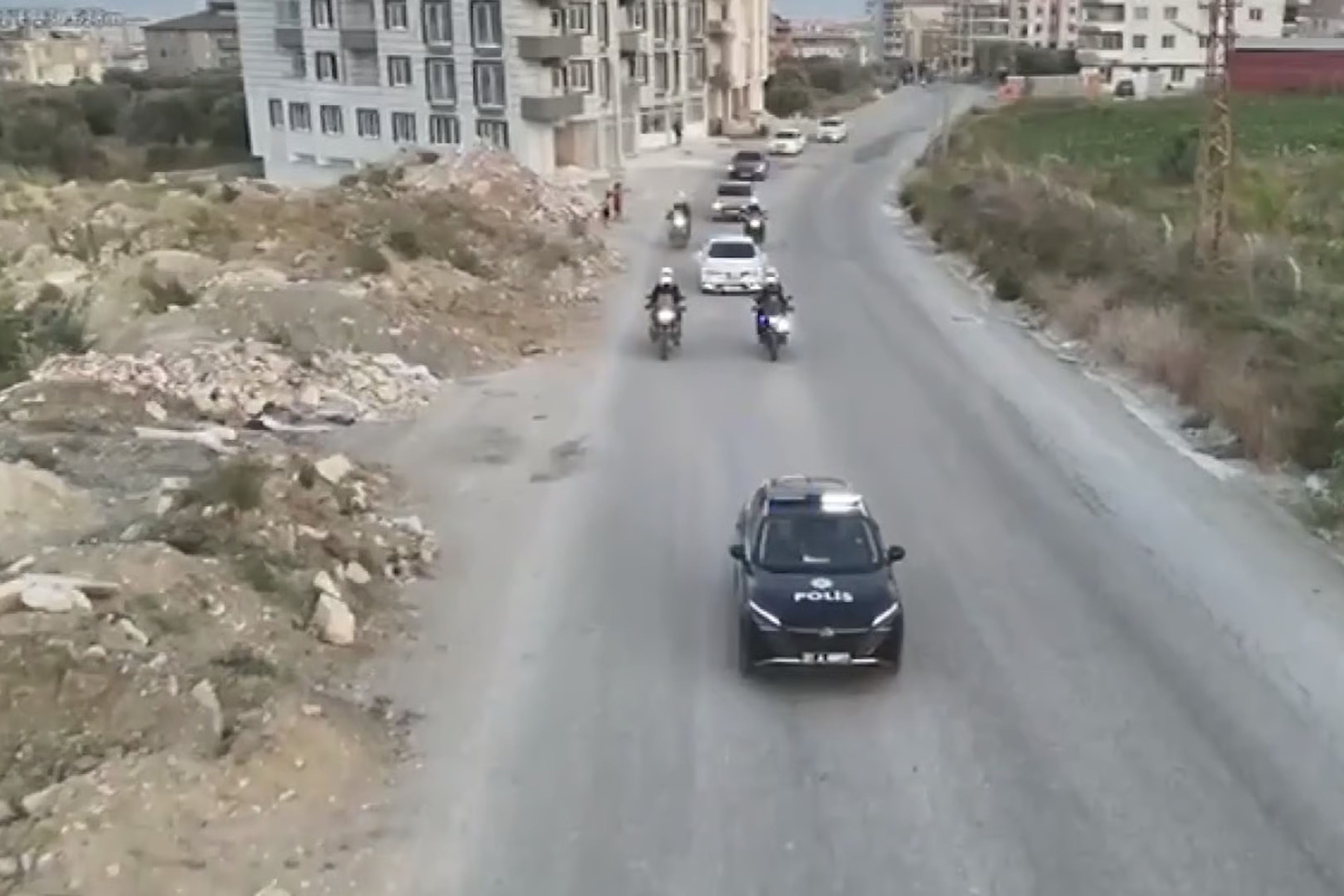 Polisler, küçük yaşta babasını kaybeden polis kızına sürpriz yaptı
