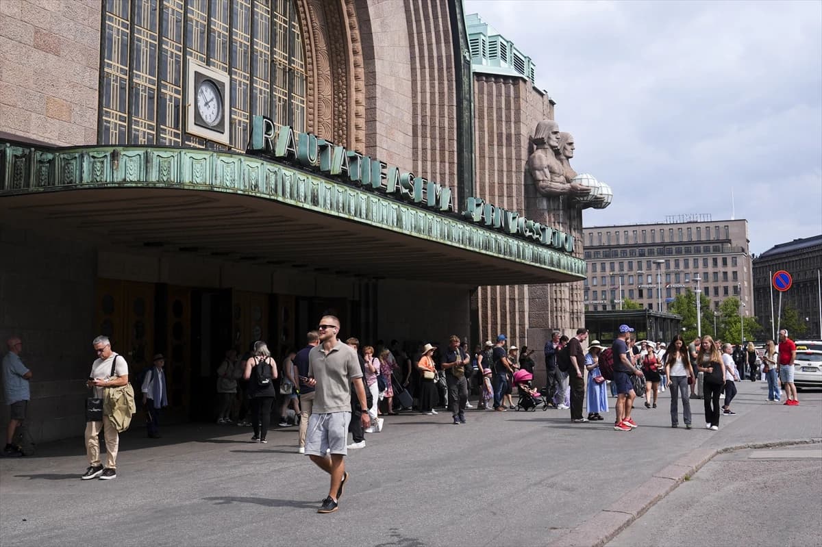 Helsinki Katedrali ihtişamlı görünümüyle turistlerin odağında