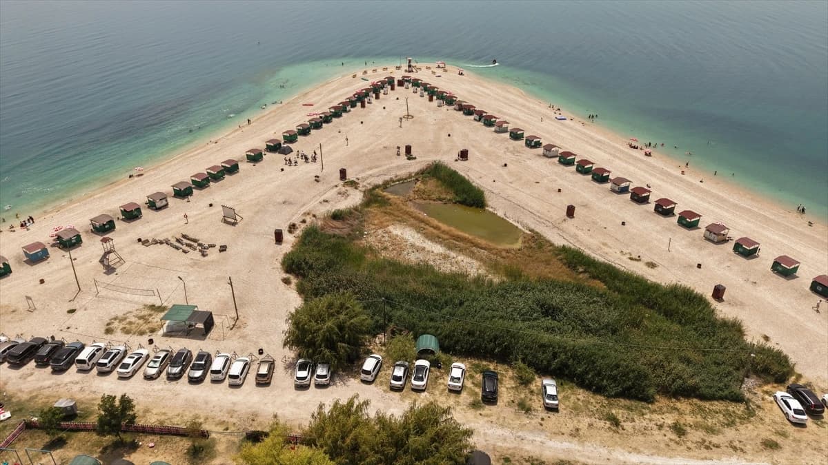 Turkuaz'ın bin bir tonu: Çakıl Adası
