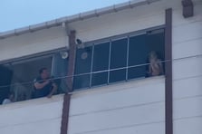 Tartıştığı eşi evden ayrılınca 4 aylık oğlunu 3'üncü kattan atmaya kalktı