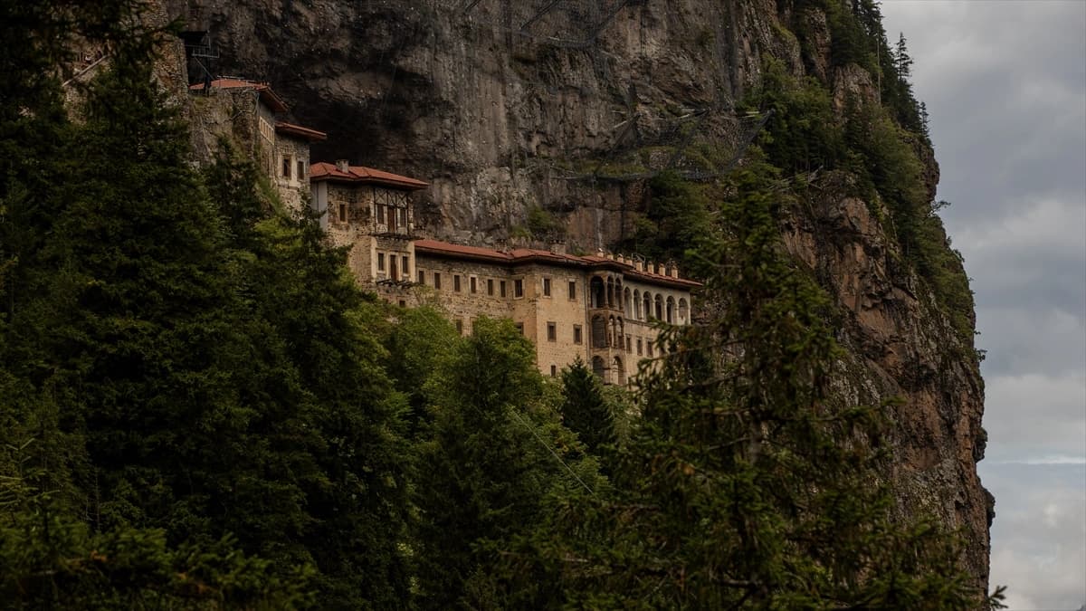 Trabzon dağlarının sarp yamaçlarındaki tarih: Sümela Manastırı