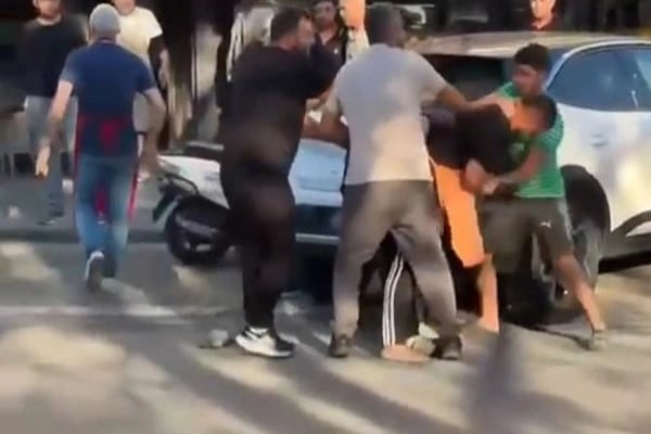 Kurye ve esnaf kavgası kamerada.