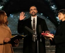 New York'un yeni Belediye Başkanı Mamdani yemin töreninde Osmanlı Kur'an'a el bastı