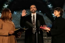 New York'un yeni Belediye Başkanı Mamdani yemin töreninde Osmanlı Kur'an'a el bastı