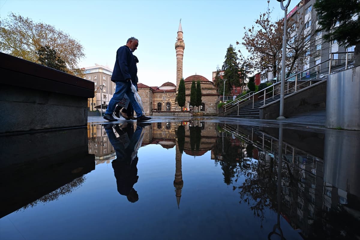 Trabzon sokaklarının sudaki izleri 