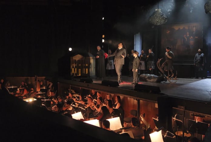 iskoçya’nın puslu vadilerinden Mersin sahnesine