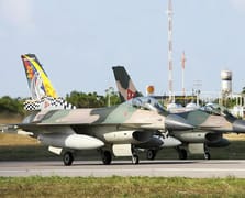 Venezuelalı F-16’lar ABD Donanması gemisinin yakınından uçtu